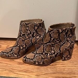 NWOT Steve Madden Snake Skin Boots Size 8M